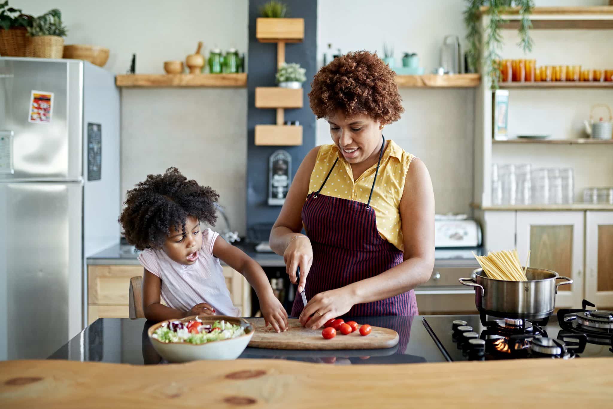 mother and daughter eating healthy after seeing a pediatric dietitian